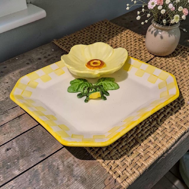 This Vintage "Cali" Ceramic Lotus Flower Lily Pod 3D Frog Chip & Dip Platter is a unique and contemporary piece perfect...