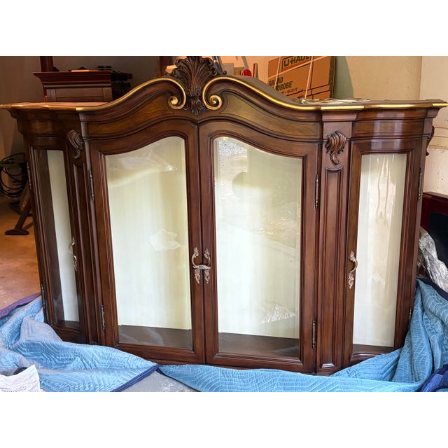 1970s Vintage Karges Louis XV-Style Carved Walnut China Cabinet For Sale - Image 5 of 7