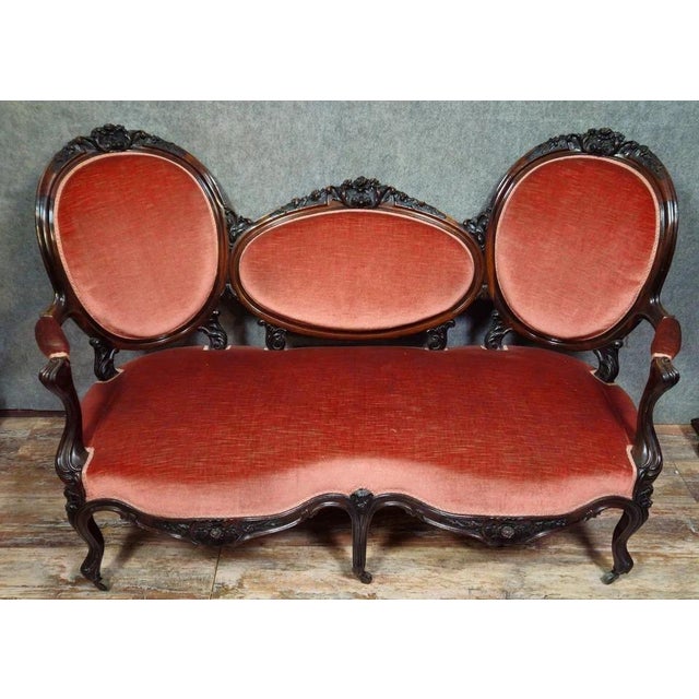 Very large Louis XV style mahogany banquette with medallions, 19th century. Carved decoration Genoa velvet upholstery...