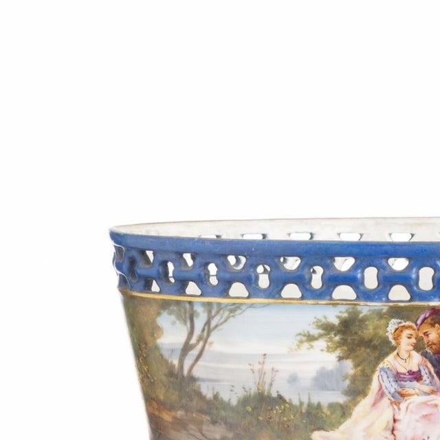 Porcelain - Centerpiece with base - 19th century. Made of 19th-century European porcelain, polychrome and gilded...