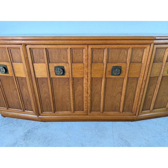 1970s Heritage Mid-Century Modern Sculpted Walnut Sideboard Credenza With Brutalist Broze Hardware For Sale - Image 14 of 18