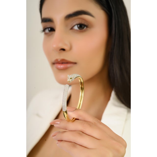 White Mid 20th Vintage 297 PCS Diamond Panther Bangle With Green Stone Eyes in 18k Gold For Sale - Image 8 of 16