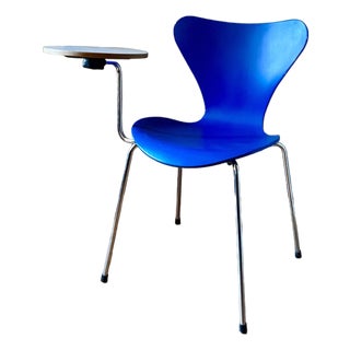 Series 7 Chair by Arne Jacobsen for Fritz Hansen With Writing Tablet For Sale