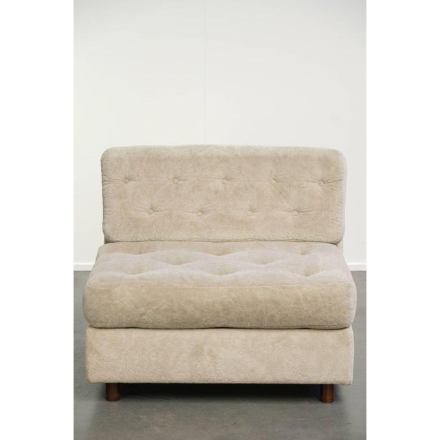 This charming vintage fabric armchair offers wonderful comfort and a lovely look thanks to its loose seat cushions. An...