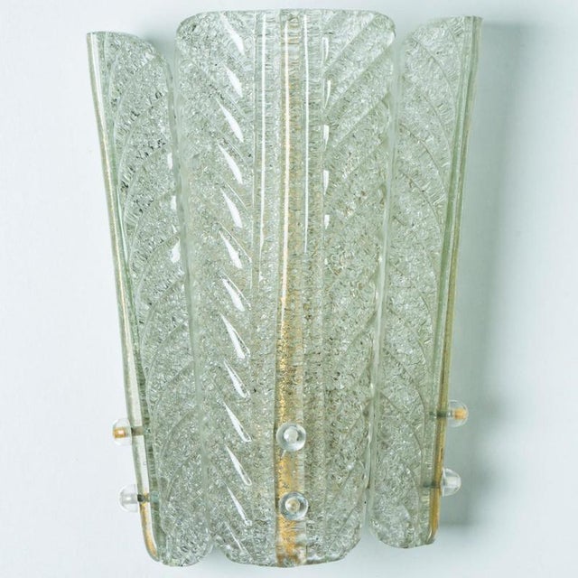 Gold Inclusions Glass and Brass Wall Light in the style of Barovier & Toso, 1960s For Sale - Image 4 of 16