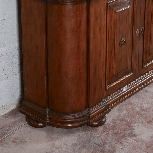 This majestic display cabinet embodies the elegance of period design and the e-commerce tradition of antiques. The...