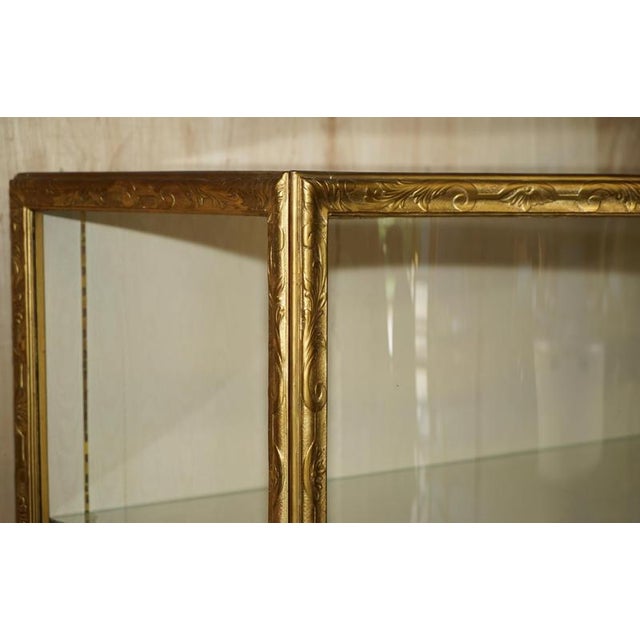 Glass Thomas Chippendale Carved Serpentine Fronted Gold Gilt Display Cabinet For Sale - Image 7 of 18