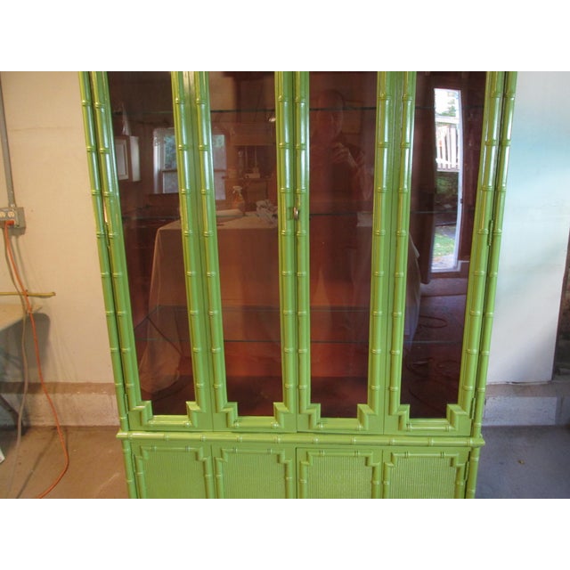 1960s Vintage Drexel Painted Hollywood Regency /Chinoiserie Style China Cabinet For Sale - Image 5 of 14