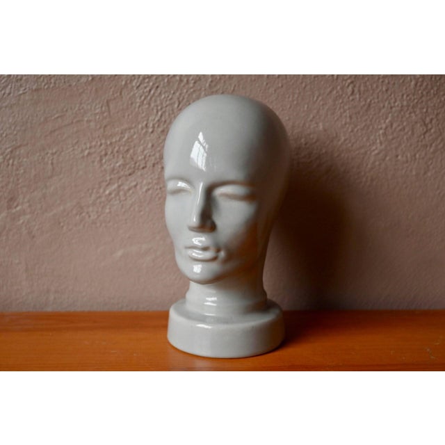 This glazed ceramic mannequin head perfectly illustrates the spirit of 1970s design, when clean lines became decorative...
