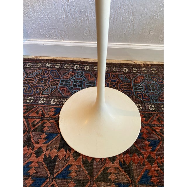 Eero Saarinen 1960s Vintage Knoll Style White Marble Top Eero Saarinen Style Oval Tulip Side Table For Sale - Image 4 of 13