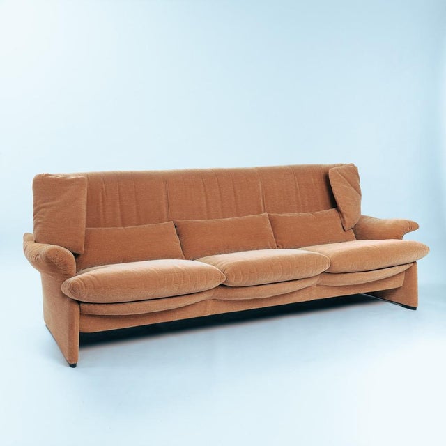 1980s Portovenere Wingback 3-Seater Sofa in Peach Upholstery by Vico Magistretti for Cassina, Italy, 1980s For Sale - Image 5 of 18