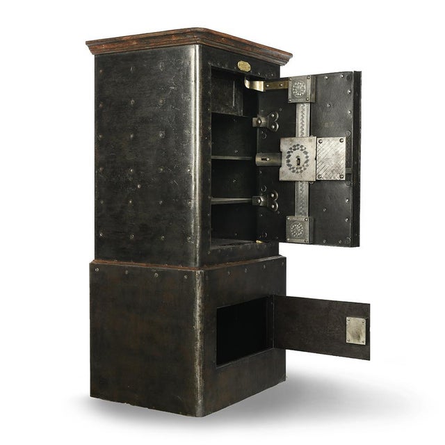 Napoleon III safe, without plate but DELARUE house, all metal, height 106 cm. This piece is designed in the style of the...