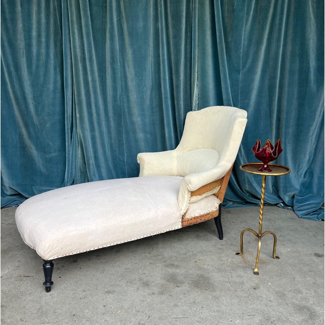 This elegant French Napoleon III chaise longue in muslin is classic and timeless. Its sophisticated "chapeau de gendarme"...