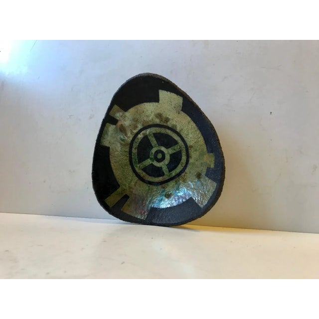 Mid-Century Modern Scandinavian Black Terracotta Dish with Green Abstract Motif, 1970s For Sale - Image 3 of 5