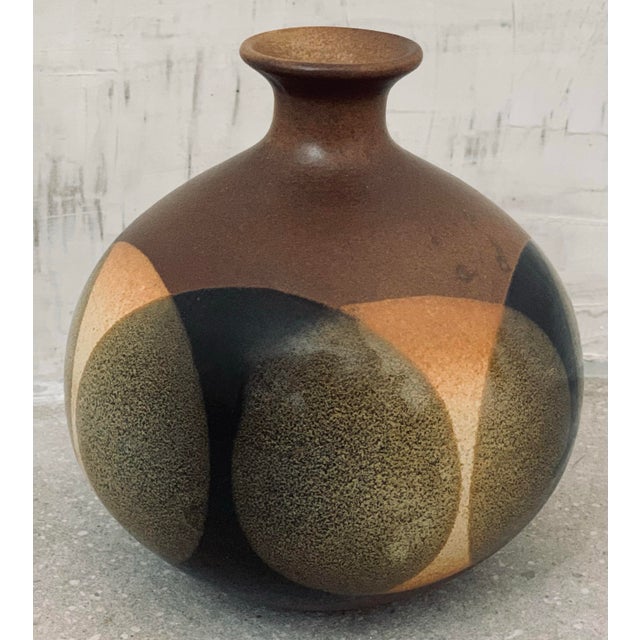 Brown Vintage Robert Maxwell Mid-Century Modern Art Pottery Vase, Vessel for Pottery Craft With Earth-Tone Overlapping Contrasting Circles in a Salt Glaze For Sale - Image 8 of 12