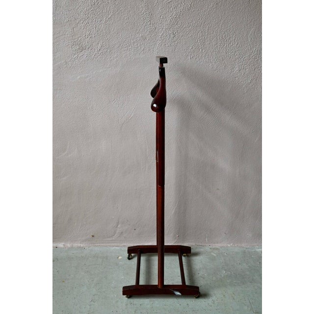 Always useful and ready to lend a hand, this charming clothes rack or valet stand is a retro piece from the 1960s. Made of...