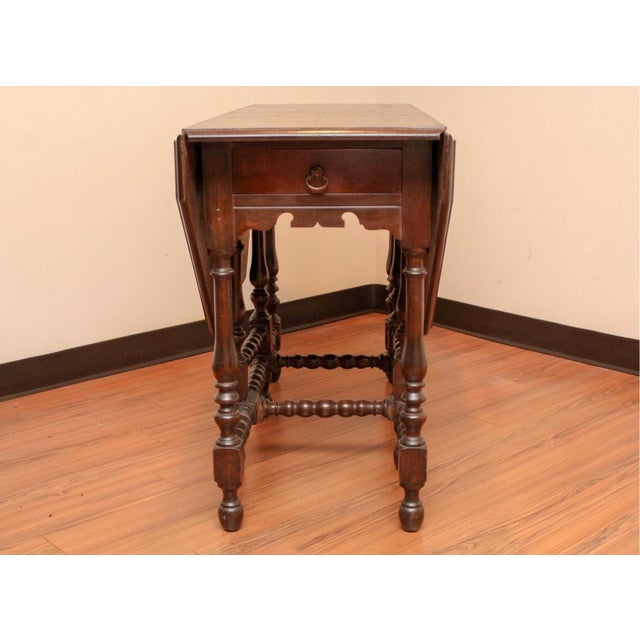 Early 20th Century William & Mary Style Drop Leaf Gate Leg Octagonal Breakfast Table For Sale In New York - Image 6 of 9