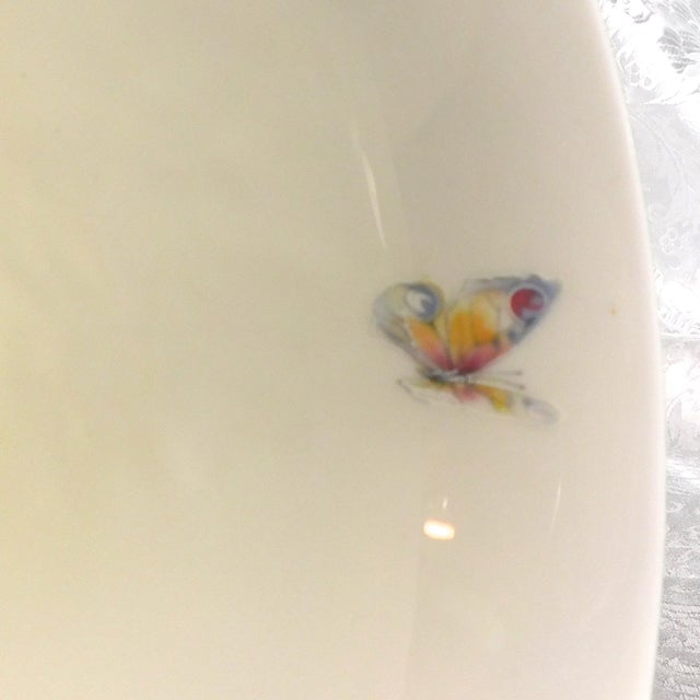 1970s John Aynsley & Sons White Floral Footed Vase in Celeste For Sale In San Francisco - Image 6 of 8