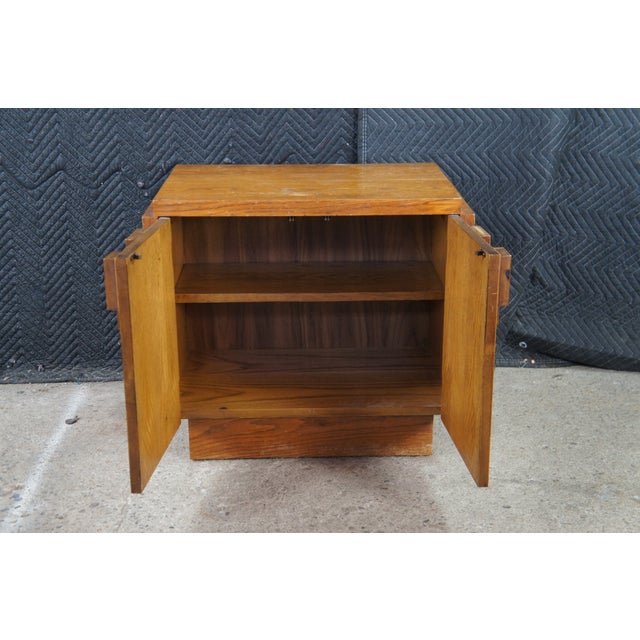 1970s 1970s Lane Staccato Mid Century Modern Oak Brutalist Nightstand Cabinet Side Table For Sale - Image 5 of 11