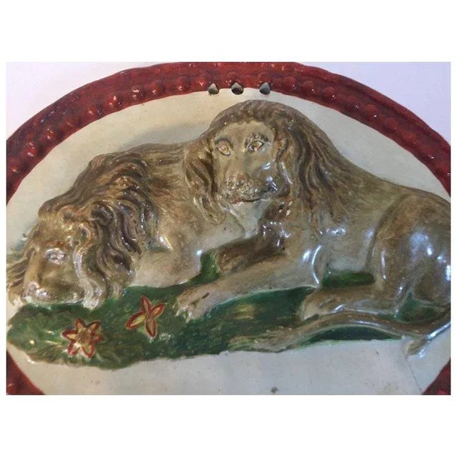 Antique Early 19th Century English Staffordshire George III Pearlware Prattware Oval Wall Plaque of Two Recumbent Lions Circa 1800 For Sale - Image 4 of 9