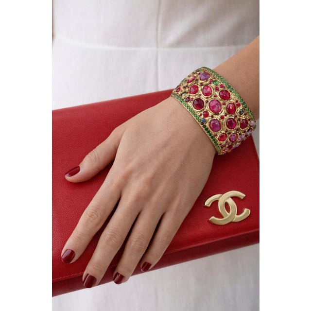 Late 20th Century Bochic “Capri” 167 Carat Multi Ruby & Emerald Cuff Set In 18K Gold & Silver For Sale - Image 5 of 14