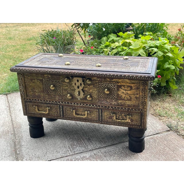 This beautiful Indian 'Zanzibar' chest dates to the 19th century and is an excellent example of a Surat style 'Zanzibar...