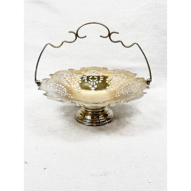 Vintage International Silver Company silverplate bread basket. Beautiful cut out design. Perfect to use when entertaining....