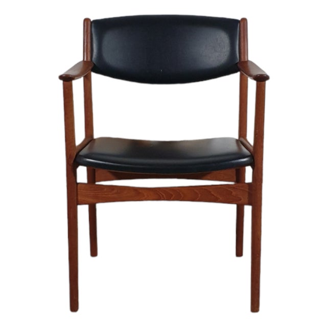 Teak wood frame and black upholstery. Seat height: approx. 42 cm. Slight damage to the material on the surface of the seat...