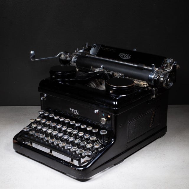 Early 20th Century Art Deco Royal KHM Standard Typewriter c.1935 For Sale - Image 5 of 7