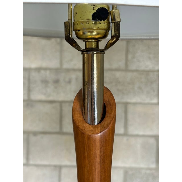 Wood 1960s Mid-Century Modern Walnut and Brass Sculptural Lamps After Laurel - Pair For Sale - Image 7 of 12