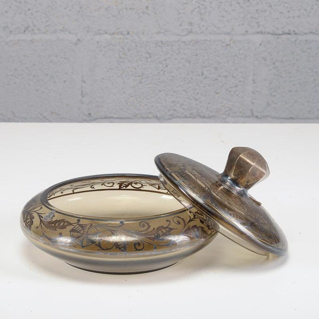This refined vintage bowl with a lid, dating from the second half of the 20th century, is an elegant example of decorative...
