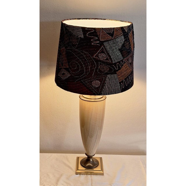 Vintage French Table Lamp with Beige Marbled Ceramic Base in Brass Mount and Fabric by Le Dauphin, 1970s For Sale - Image 3 of 11