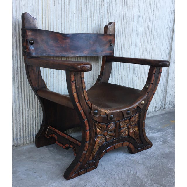 1940s 20th Spanish Polichromed & Carved Savonarola Wooden Armchair Leather Seat For Sale - Image 5 of 13