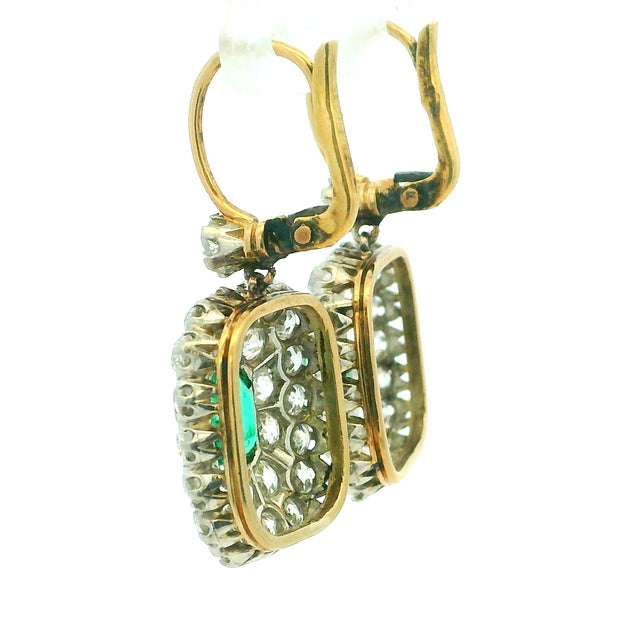 Metal Victorian Platinum and Gold Emerald & Diamond Drop Earrings, 1890s For Sale - Image 7 of 10