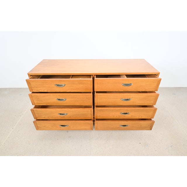 1960s Michael Taylor Style Mid-Century Modern Oak 8-Drawer Dresser by American of Martinsville For Sale - Image 5 of 15