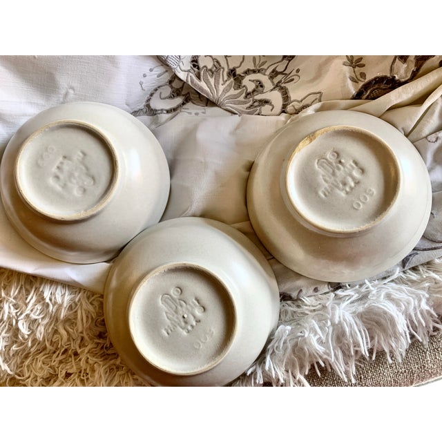 1960s Vintage Pfaltzgraff Yorktowne Classic Blue Floral on Tan Stoneware Usa Made Saucer and Mug /Cup / Soup /Bowl Set- 10 Pieces For Sale - Image 5 of 12