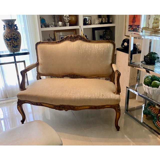 Early 20th Century French Louis XV Style Giltwood Carved Settee in Cream Upholstery For Sale In Miami - Image 6 of 9