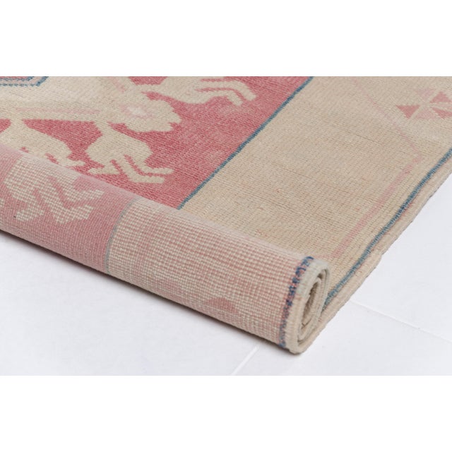 1960s Hand-Knotted Medallion Rug in Rose and Ivory Rug For Sale - Image 4 of 10