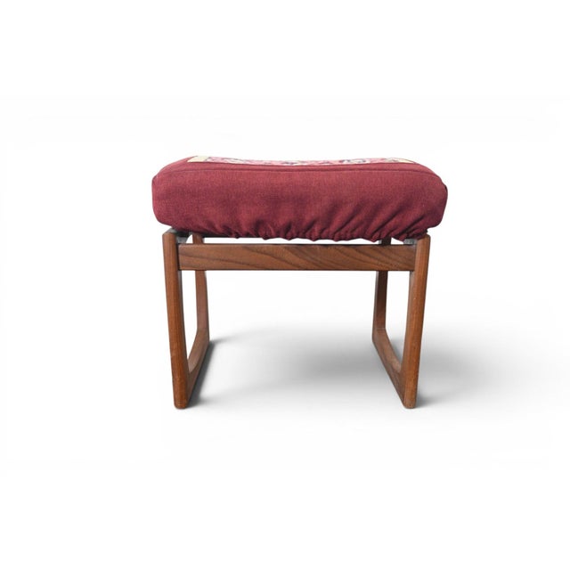 Bennett Co. G Plan Attributed Quadrille Ottoman + Vanity Stool in Afromosia, 1964 For Sale - Image 4 of 5