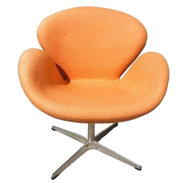 Great Swan swivel Armchair in the style of the chair made famous by Fritz Hansen. for Arne Jacobsen Fritz Hansen. It...