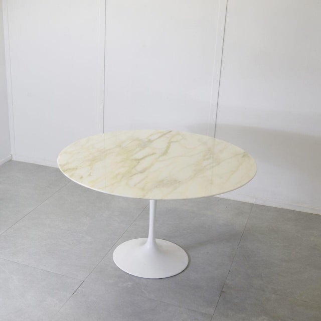 Vintage Tulip Table by Eero Saarinen, 1950s, in Good conditions. Designed 1970 to 1979 I have official proof of...