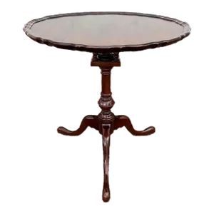 Late 20th Century Vintage Queen Anne Style Mahogany Tilt-Top Crust Tea Table.