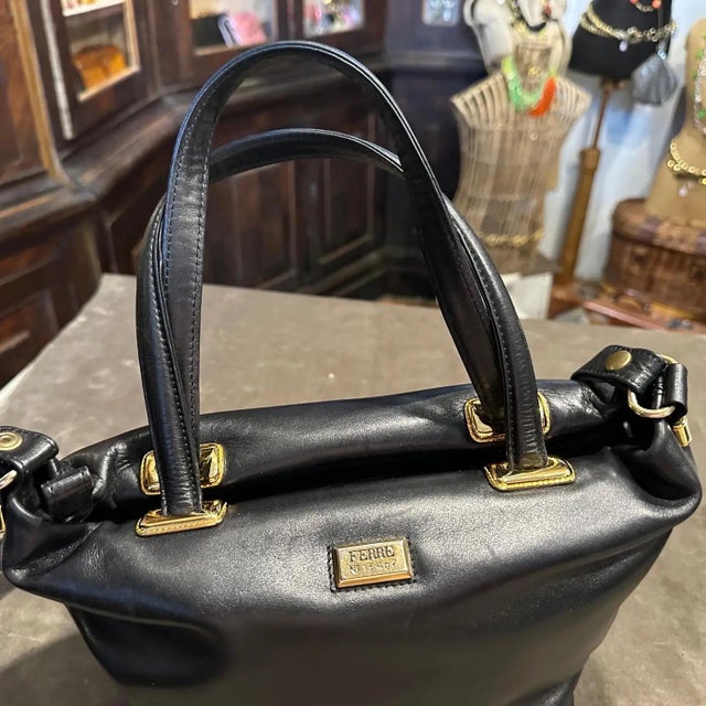 A 1990s Elegant Black Leather and Brass Italian Hand-Bag by Gianfranco Ferrè For Sale - Image 4 of 15