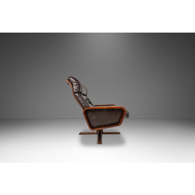 Wood Set of Two (2) Scandinavian Modern Reclining Lounge Chairs & Ottomans by Soda Galvano for Vatne Mobler, Norway, C. 1970s For Sale - Image 7 of 18