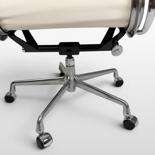 Metal Eames Aluminum Group Soft Pad Management Chair by Herman Miller – Ivory Leather For Sale - Image 7 of 11