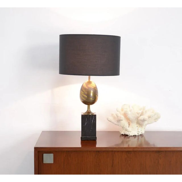 This elegant brass table lamp is a classic design of the 1970s. The black marble and the threaded brass are and excellent...