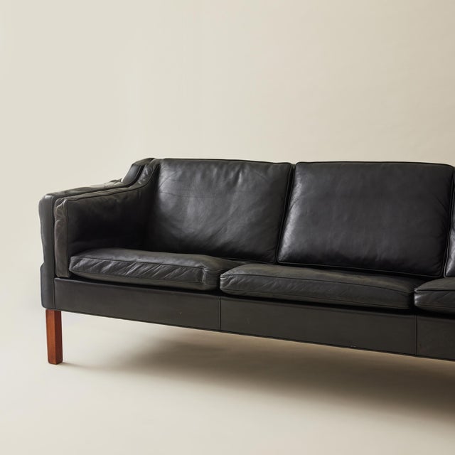 Borge Mogensen, Model 2213 Black Leather Sofa, Manufactured by Fredericia Stolefabrik For Sale In New York - Image 6 of 10