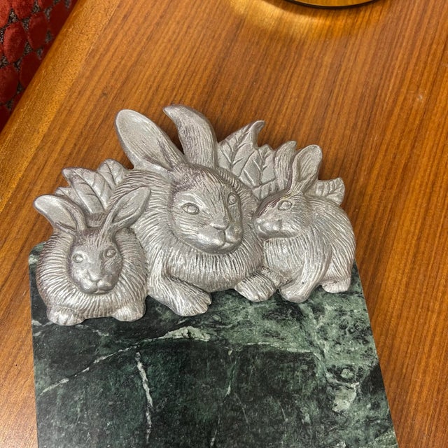 Hollywood Regency 1980s Arthur Court Rabbit Bunny Green Marble Cheeseboard For Sale - Image 3 of 9