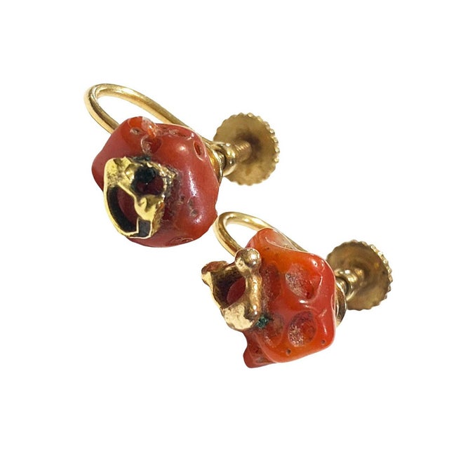 Gold Vintage 18Kt Gold/ Coral Set of Earrings and Ring Size 4 For Sale - Image 8 of 9