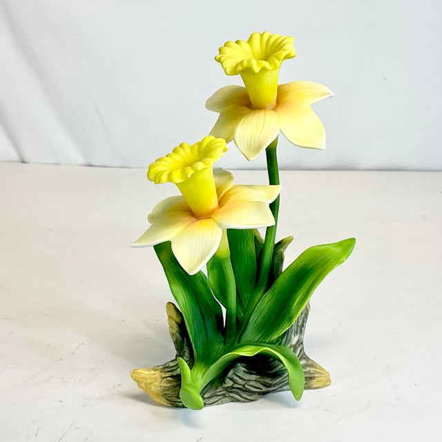 Hollywood Regency Mid-Century Italian Capodimonte Style Porcelain Yellow Daffodil Decorative Object For Sale - Image 3 of 11